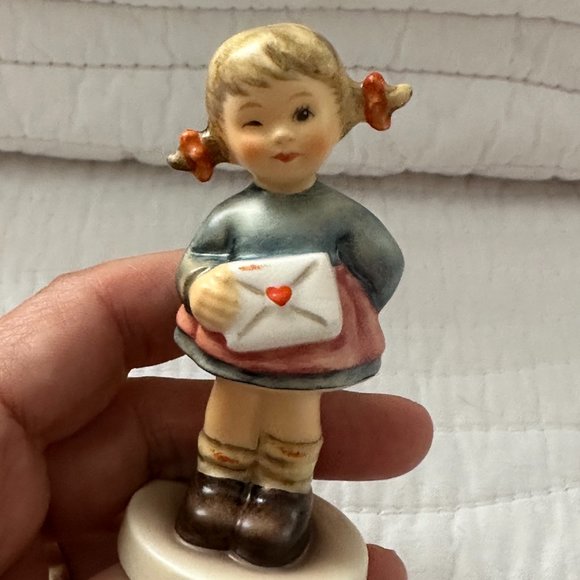 Porcelain Figurine Goebel Hummel " Messages of Love " #1313 Boxed 2050/A 1997 - Picture 8 of 12
